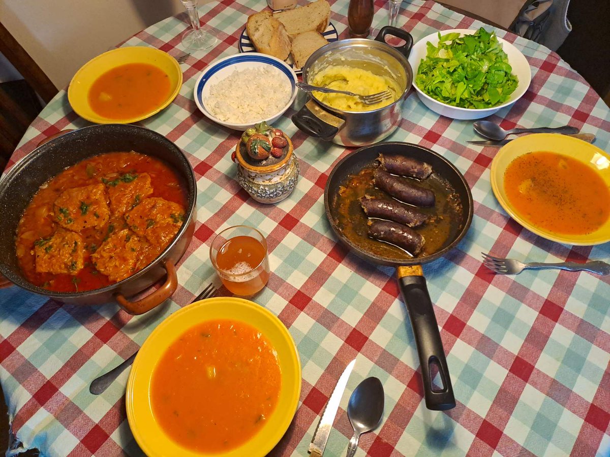 Jasmina23399541's tweet image. Čorba je od bundeve, a torta bila ba terasi 😊
#nedelja