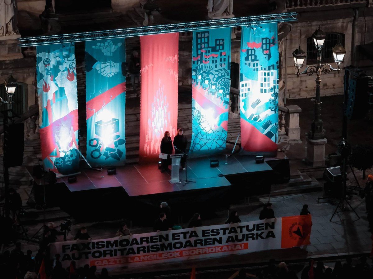 ekidatzen's tweet photo. 10.000 pertsonak baino gehiagok bete zituzten larunbatean Bilboko eta Iruñeko kaleak, faxismoaren eta estatuen autoritarismoaren aurka.

«𝗢𝗿𝗮𝗶𝗻𝗮 𝘇𝗲𝗿 𝗱𝗮, 𝗲𝘇 𝗯𝗮𝗹𝗱𝗶𝗻 𝗯𝗮𝗱𝗮
𝗘𝘁𝗼𝗿𝗸𝗶𝘇𝘂𝗻 𝗯𝗮𝘁 𝗯𝗼𝗿𝗿𝗼𝗸𝗮𝗻»

Aurrera! https://t.co/dwdba9a57q