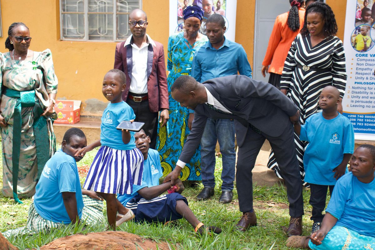 BugandaKingdom_'s tweet photo. Ssentebe w'Abavubuka mu Buganda, Munnamateeka Derrick Kavuma, leero akyaliddeko abaana abaliko obulemu ne bazadde baabwe mu Ssaza Bugerere okubazzaamu essuubi n'okubabudaabuda. Bano balabirirwa ekitongole ki St Jude Home of the Disabled. 

Ssentebe awerekeddwako sentebe w'Abavubuka mu Ssaza Bugerere, Martin Masembe ne John Paul Kaweesa akulira eby'emizannyo n'ebitone.