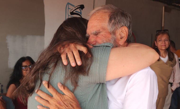AndresVelasqz's tweet photo. Después de más de 1 año en clandestinidad, Andrea Tavares, Sec. Gral de La Causa R, regresa a su casa y es recibida por su padre.
Quizás está parte humana de no poder ver a la familia es uno de los más duros momentos que hemos vivido durante el obligado resguardo debido a la persecución de la dictadura.