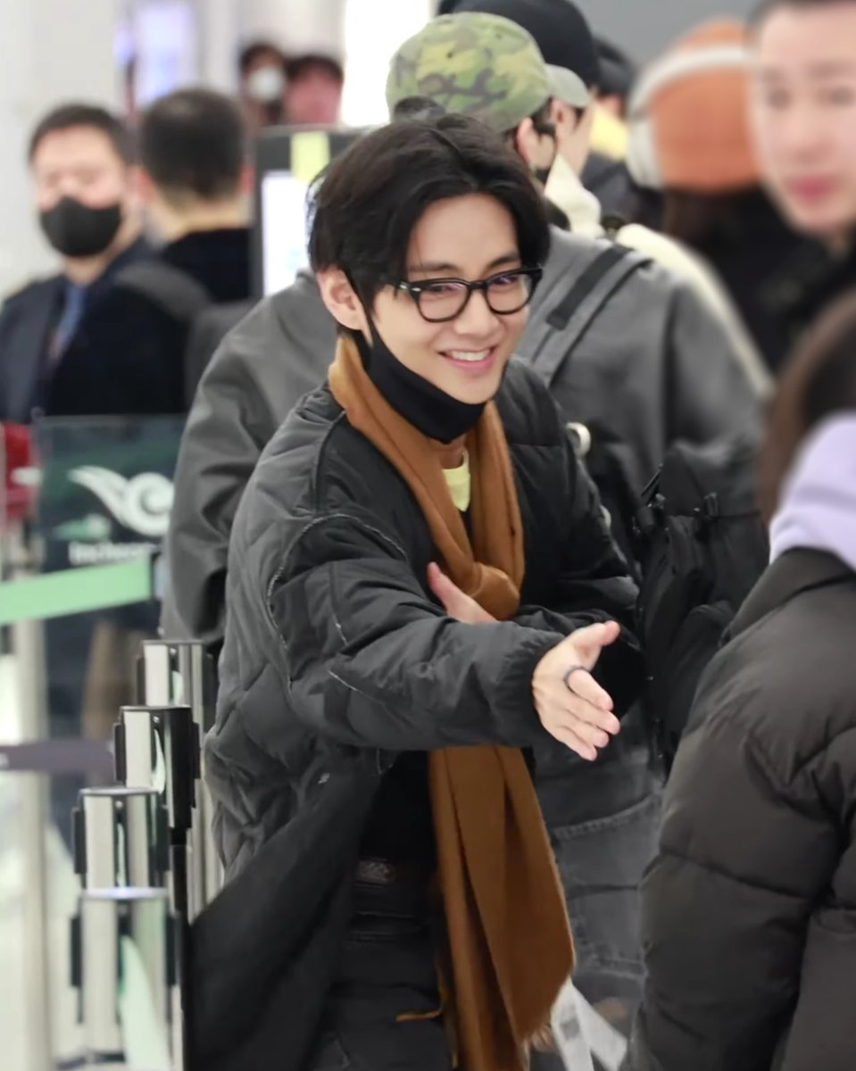 예쁘게 웃으면서 악수 청하는 미남 진짜 개치인다