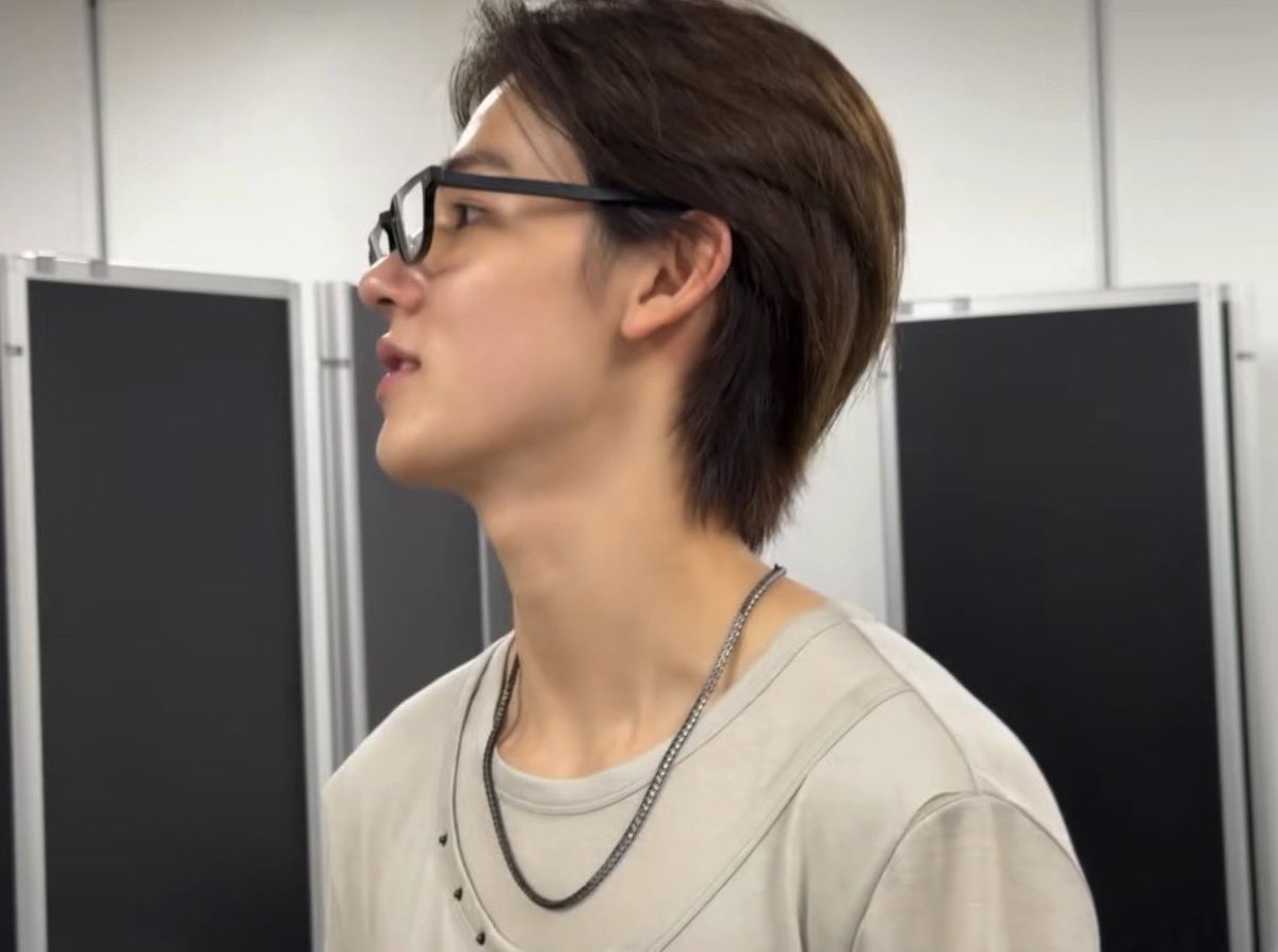 ummgzzang's tweet image. 좋아하는 누나한테 안경낀거
죽어도 보여주기 싫어할거같은놈

눈 벌겋게 충혈되는 한이 있더라도 렌즈끼고다니다가

김빙식이랑 둘이 도서관에서 밤새기로한날
간만에 안경끼고 왔더니
얘가 갑자기 옆에 누나 붙이고 온거

아니씹 니 혼자 온드므
므하는데 스끄야...

누나 안보이게 옆구리 존나 팸