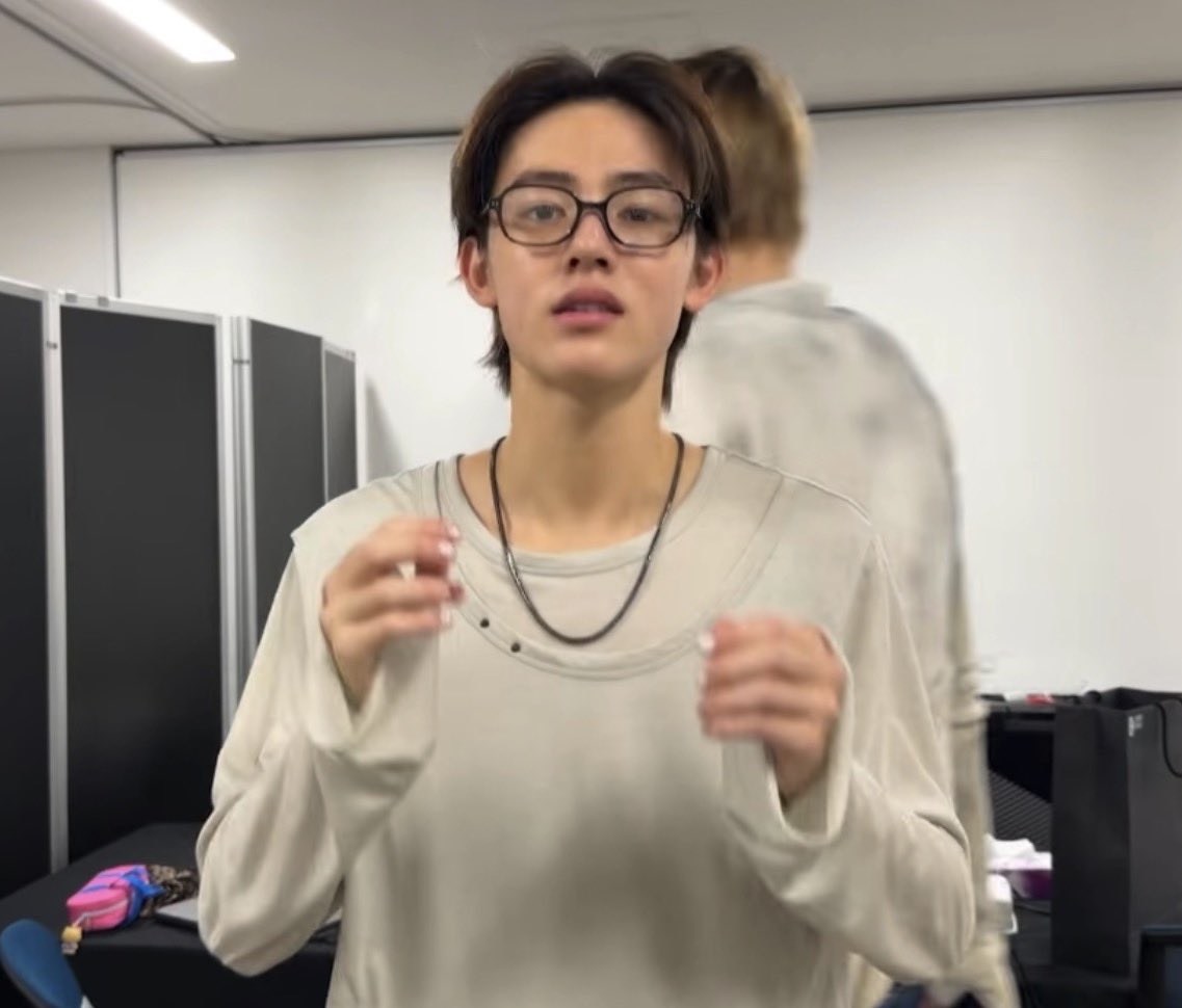 ummgzzang's tweet image. 좋아하는 누나한테 안경낀거
죽어도 보여주기 싫어할거같은놈

눈 벌겋게 충혈되는 한이 있더라도 렌즈끼고다니다가

김빙식이랑 둘이 도서관에서 밤새기로한날
간만에 안경끼고 왔더니
얘가 갑자기 옆에 누나 붙이고 온거

아니씹 니 혼자 온드므
므하는데 스끄야...

누나 안보이게 옆구리 존나 팸