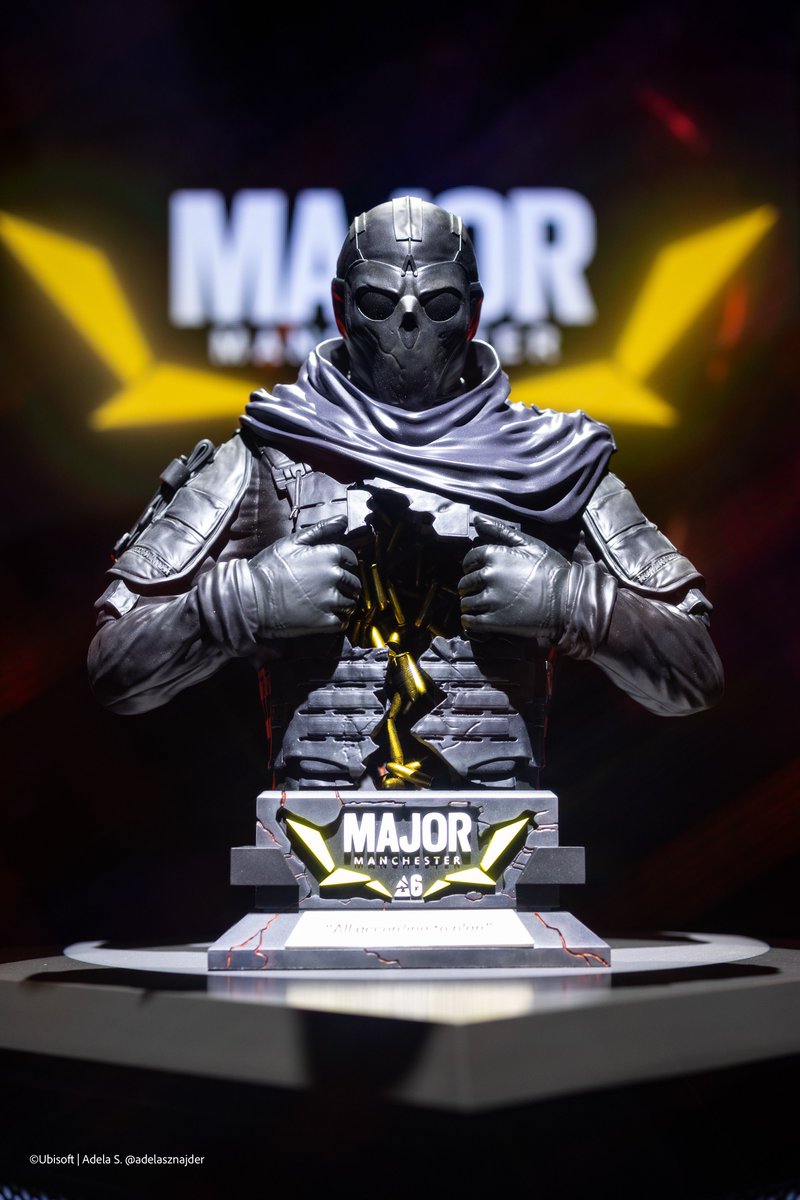 DaReeal's tweet image. Alors que les trophées sur le grand R6…