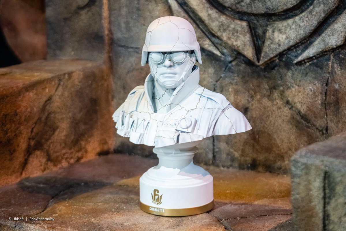 DaReeal's tweet image. Alors que les trophées sur le grand R6…