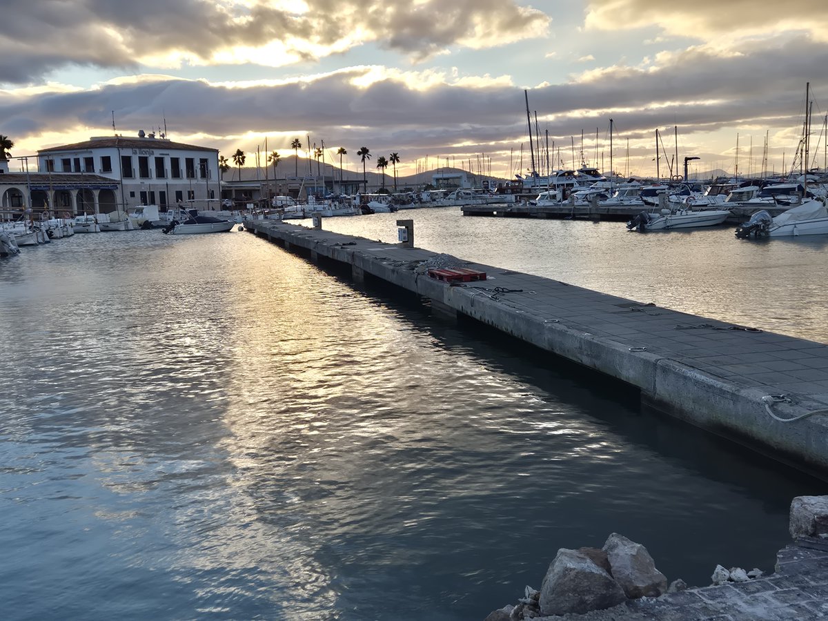 UIB ConStruct tweet media