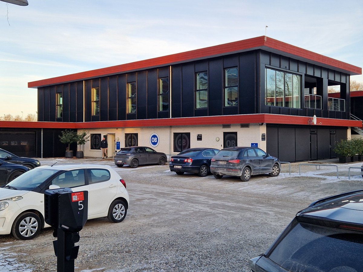 Bif5000's tweet image. Hvis I ser godt efter, kan I se, at Max Ejdum er blevet lænket til en radiator. Grove midler Troels tager i brug for at forhindre et skifte til Brøndby! 😬😅 #Brøndby #ob #Ejdum