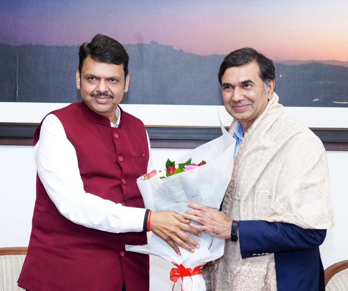 CMOMaharashtra's tweet photo. Mahindra & Mahindra CEO (Auto & Farm sector) Rajesh Jejurikar met CM Devendra Fadnavis at his official residence Varsha in Mumbai, this morning.
They had a very positive and productive discussion on wide ranging subjects like green mobility, automobile sector, future technologies etc. 
He also appraised him of the ongoing operations in Maharashtra.

@Dev_Fadnavis @rajesh664 @MahindraRise 
#Maharashtra #DevendraFadnavis #Mahindra