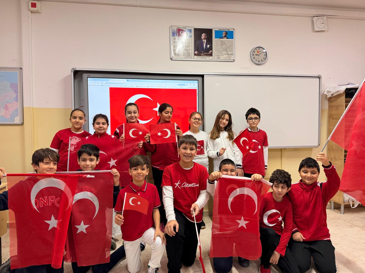 OsmaniyeMeb's tweet photo. İstiklâl Bayrakla İstikbal Maarifle
Öğrencilerimizin ellerinde dalgalanan al yıldızlı bayrak; Türkiye Yüzyılı'nı inşa edecek kararlılığın ifadesidir.
#BayraklaBaşlayanOkul 
#istiklalBayraklaİstikbalMaarifle 
#ilkdersimizbayraksevgisi
@karzuoglu @istanbulilmem @BakirkoyMEM @tcmeb https://t.co/CcyaqzACZA
