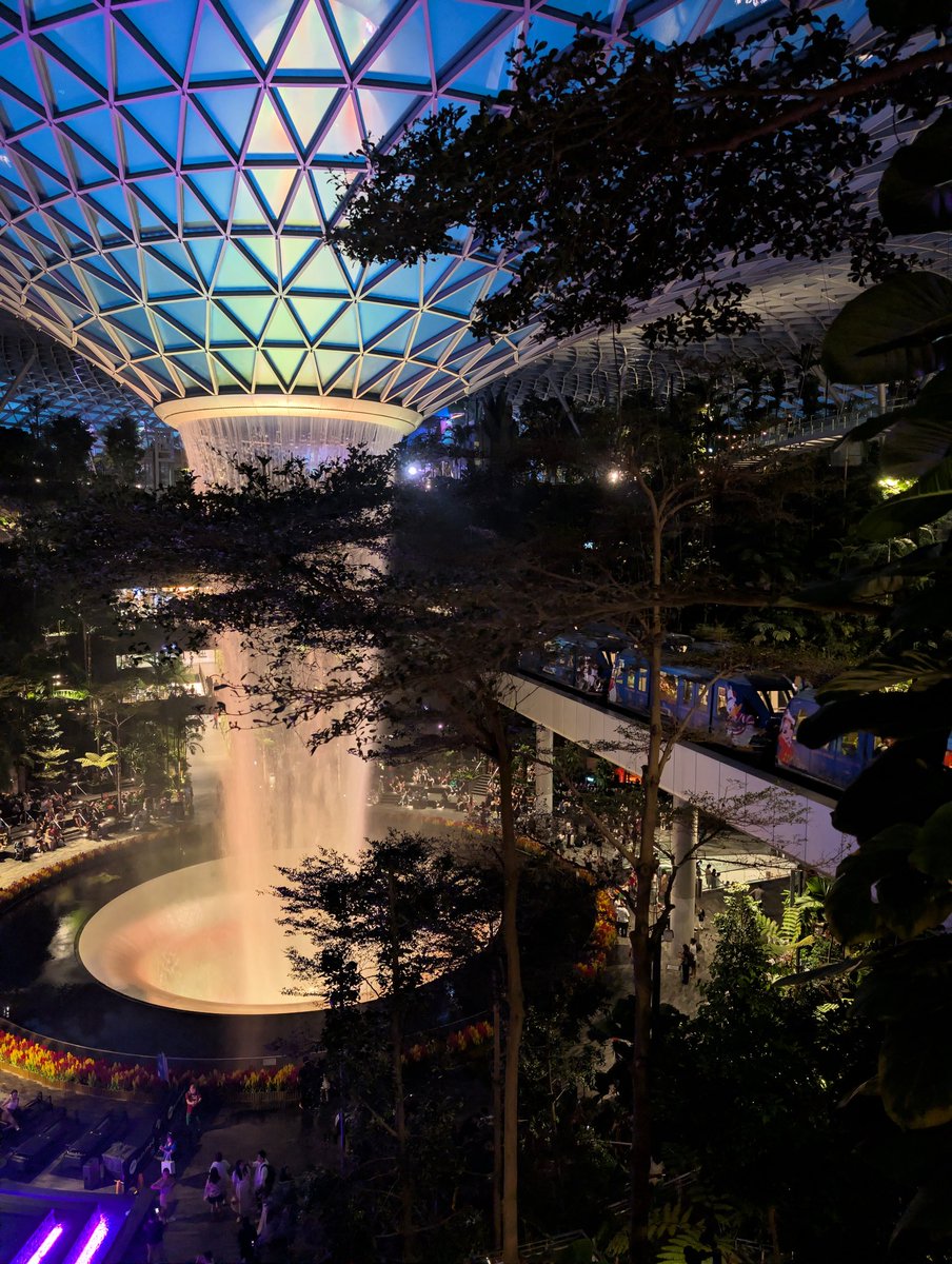643photography's tweet photo. Rain and Rail - The Rain Vortex - Changi Airport, Singapore https://t.co/8wWp2Am3Qz