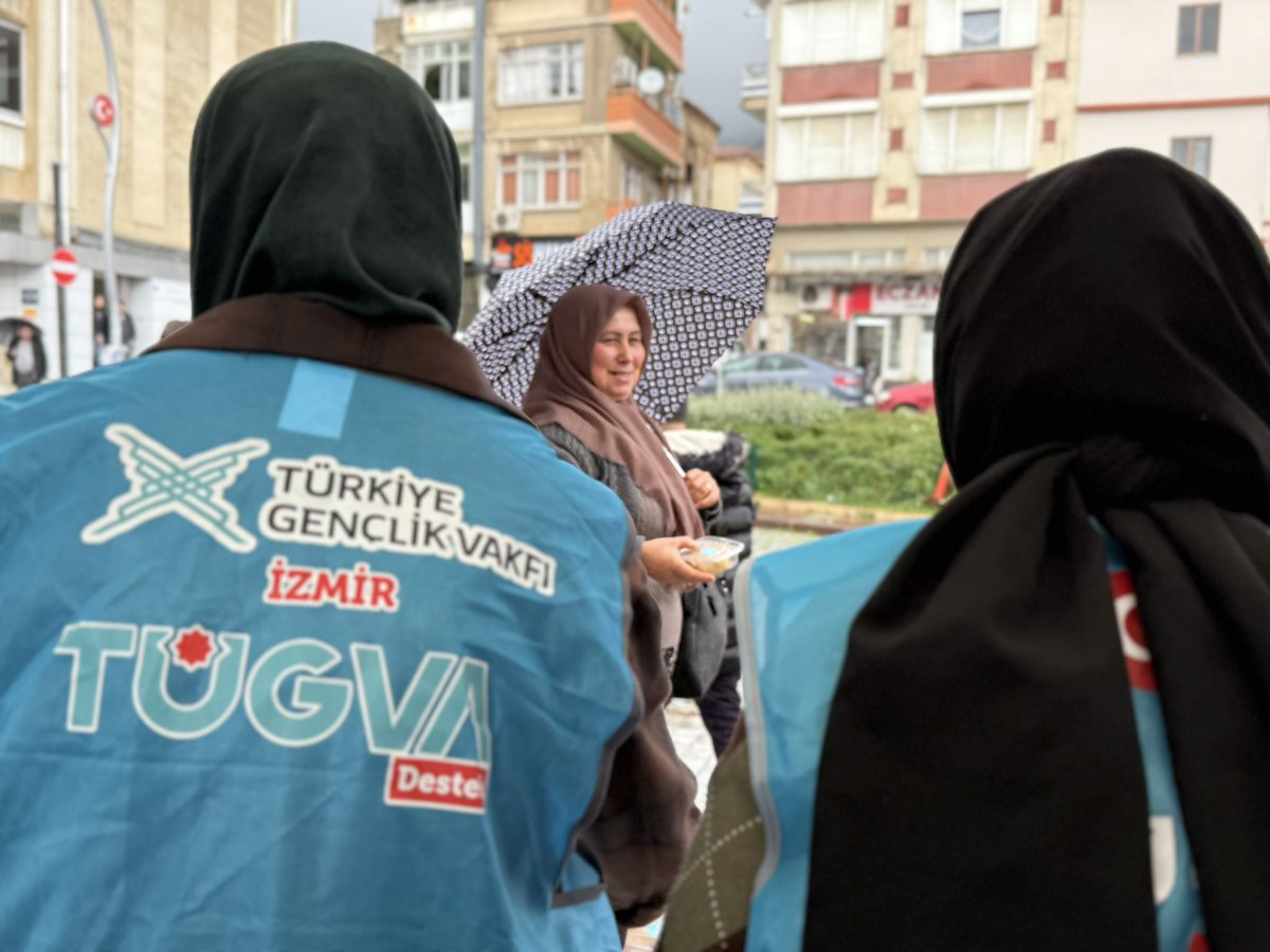 Mübarek Berat Kandili münasebetiyle TÜGVA Bayındır İlçe Temsilciliğimiz olarak Cumhuriyet Meydanında ikramımızı gerçekleştirdik. Allah kabul eylesin.