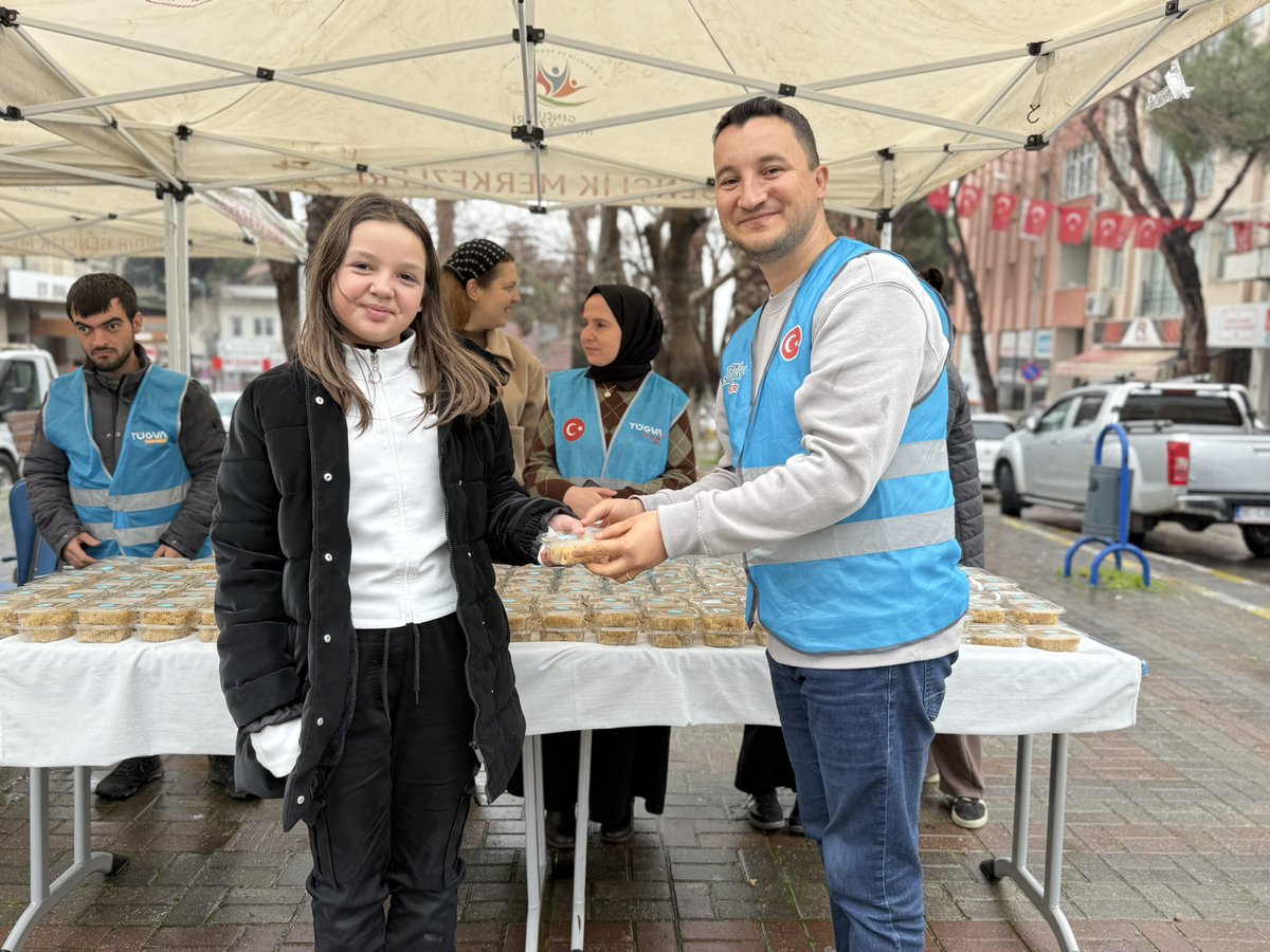 BayindirTugva's tweet photo. Mübarek Berat Kandili münasebetiyle TÜGVA Bayındır İlçe Temsilciliğimiz olarak Cumhuriyet Meydanında ikramımızı gerçekleştirdik. Allah kabul eylesin. https://t.co/L23Wzgef1K