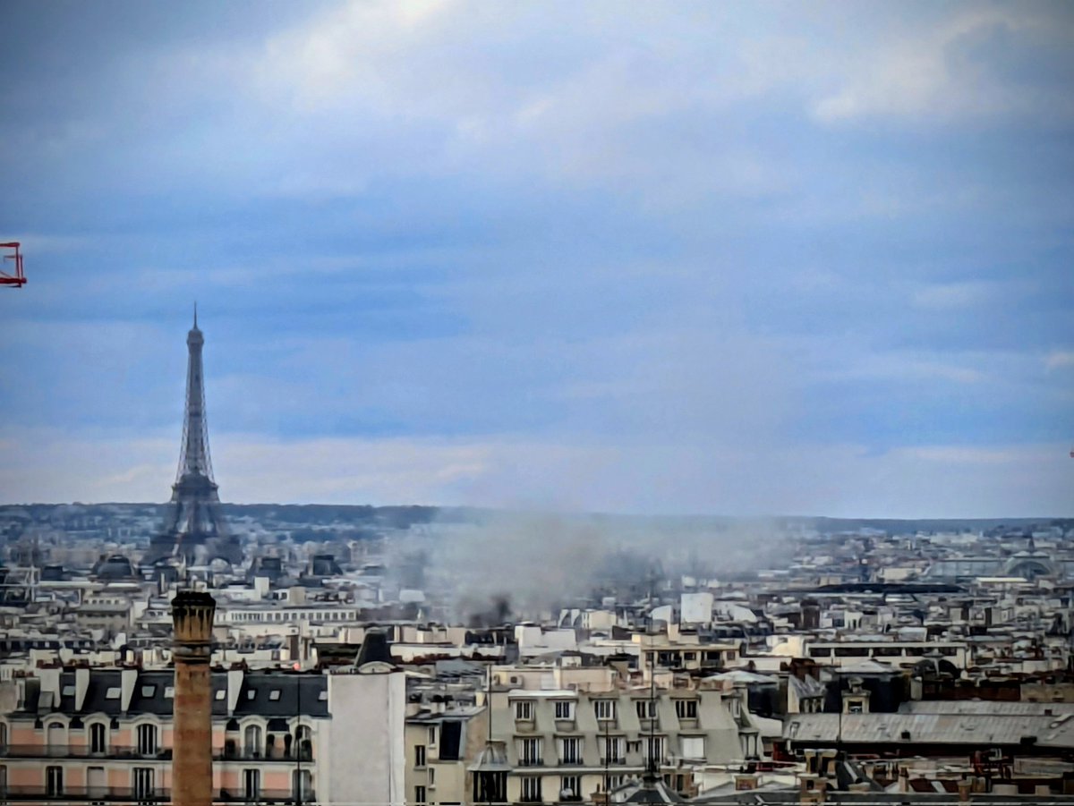 Pierre_Ad's tweet photo. Il y a un incendie en cours à Paris centre... Dans le Marais ? https://t.co/1Yqp2yb4ST
