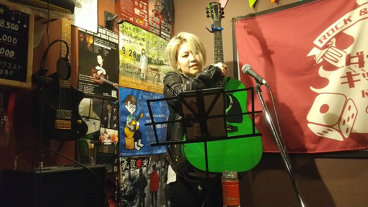dekin_yoshimune's tweet photo. やっと銀ちょびさんに新年のご挨拶ができました💦
いつもの曲=好きな曲や新曲、ほろ酔いMC？楽しかったです
「こっちこいよ」と「かさぶた」は歌詞が好き❤️

 #北長狭のうた 
 #ダイスキッチン https://t.co/AUZuQA9Odp