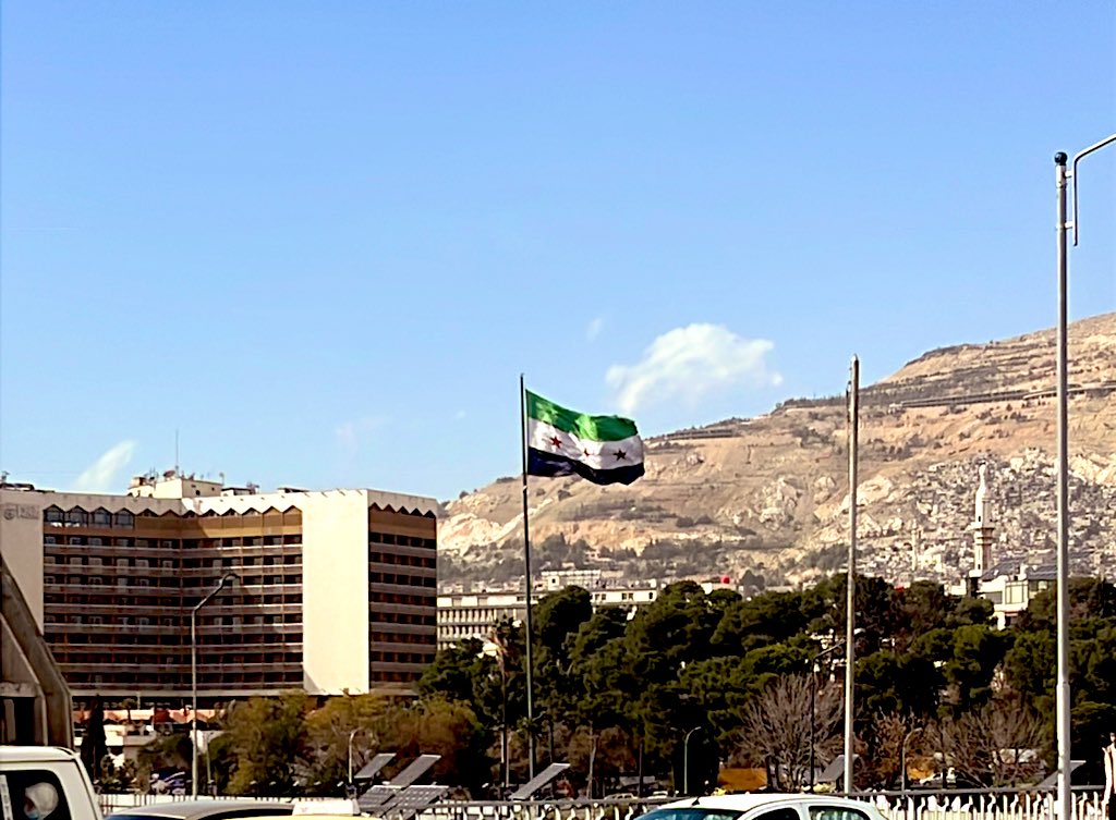 ايه يا بلد 
خذي منَّي غاليًا ثمنَ الغياب .. فقد عدتُ مثقلًا بالحزن وصور الراحلين 😔
#الجمهورية_العربية_السورية 
#سوريا_الجديدة 
#سوريا_موحدة 
#دمشق 
<a href="/Hamza465172/">حمزة</a>