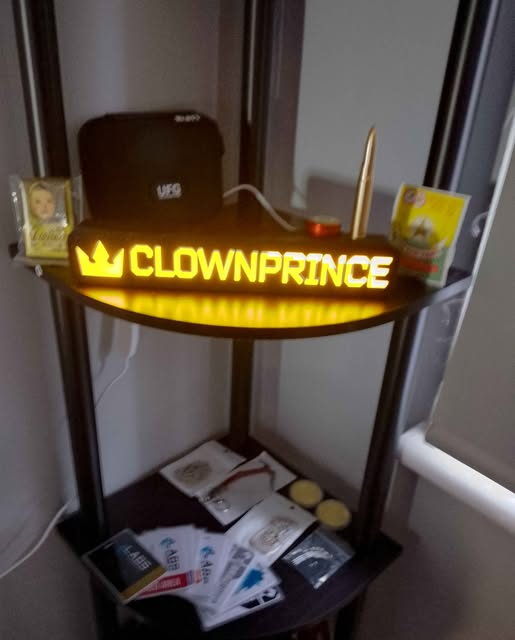 LIVE on #EscapefromTarkov 
twitch.tv/clownprinceoft…