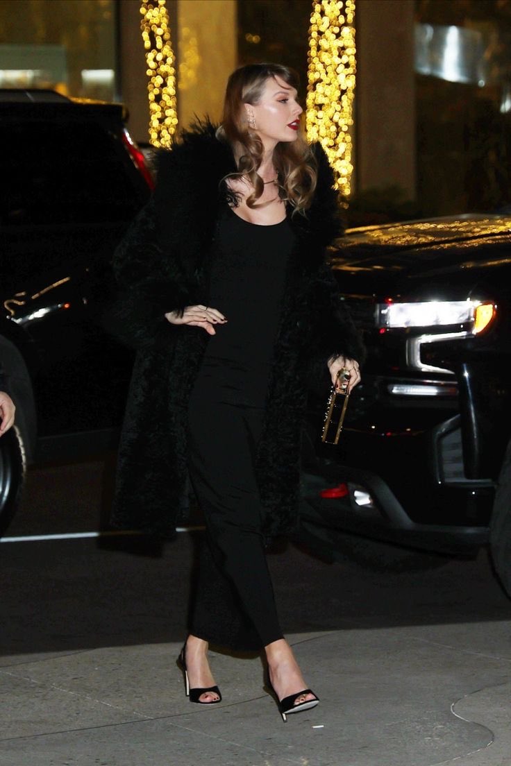 Taylor didn’t elbow anyone aside to get ahead. No Epstein list. No P. Diddy soirées. No vulgar stunts. No diva twerks. No lipstick lines, luxury trinkets, or vintage plonk. Just pure songwriting genius with a classy upbringing. ✨