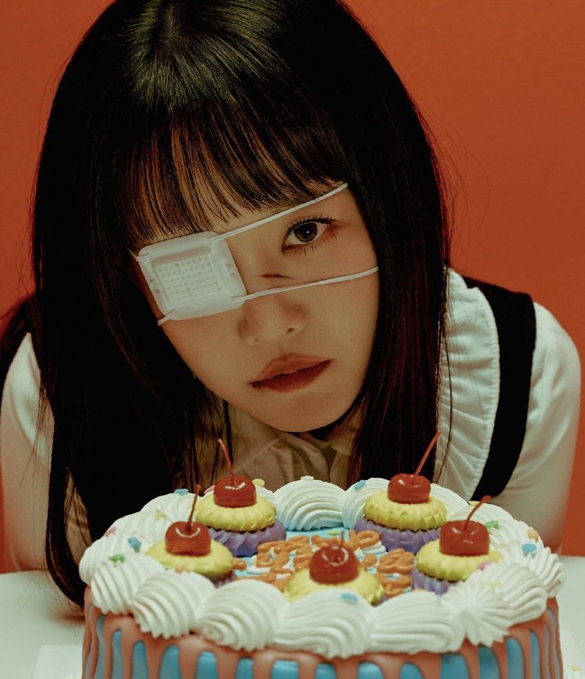 ME: 윤하가 이런 컨셉으로 컴백하리라 꿈에서조차 몰랐음. 띠어리 시리즈 다 내고나면 앞으로 윤하는 또 어떤 길을 가야할까 약간 먼 미래에 대한 걱정도 있었는데 (띠어리에서 너무 많은 힘을 쏟아서 새로운 아이디어가 고갈될까봐) 🥲
YH: 응 아니야 할 거 많아 🤡