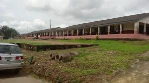 CAPT__Vincent's tweet photo. Lol, She’s now an advocate of Good Governance, meanwhile before APC and Aketi happened in 2017, Ondo state indigenes and residents enjoyed quality healthcare service. 

Mother &amp; Child Hospital became something else under Aketi, this is a general Hospital Igbokoda. https://t.co/aBgNlCzxkC