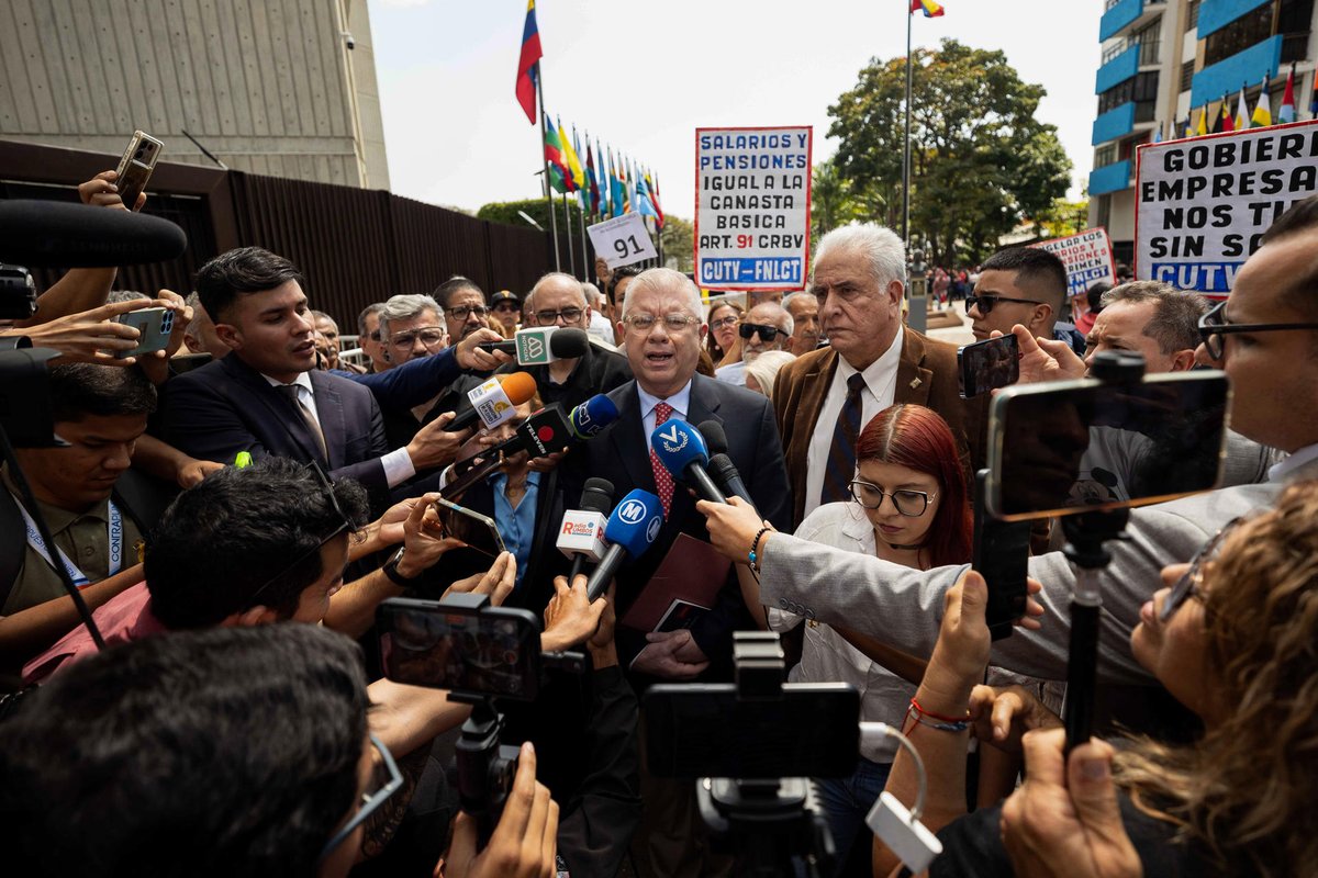 Estudiantes, sindicatos y decanos de las facultades de Derecho introdujeron un recurso ante el TSJ para exigir salarios justos acortar.link/u30P6g