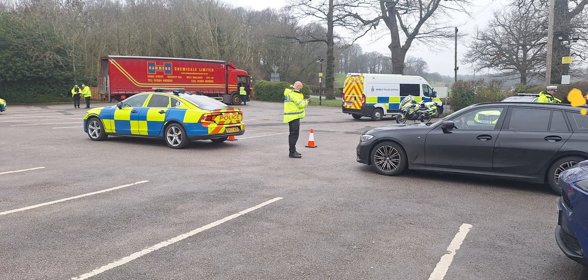 StaffsRoadHarm's tweet image. Checksite in #Stone this morning. 3 overweight vehicles. 4 uninsured and seized. 2 x Defective tyres. 2 x No driving licence. 3 x Mobile phones. 2 x No seatbelts. 2 x Insecure loads. These all share the roads with you and need dealing with to make them safer. #oplightning #fatal4