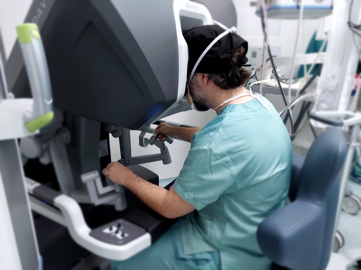 #SantPau i l’#HospitalDelMar superen les 700 cirurgies toràciques el 2025 i consoliden un model de referència en càncer de pulmó 🫁

El Servei Mancomunat de Cirurgia Toràcica, liderat pel Dr. Juan Carlos Trujillo en ambdós hospitals, ha arribat a 220 cirurgies anuals només de