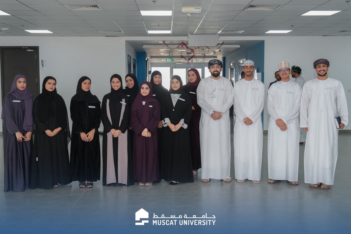 MuscatUni's tweet photo. في إطار حرص إدارة #جامعة_مسقط على تعزيز قنوات التواصل مع الطلبة، التقى الأستاذ الدكتور خميس بن حمد اليحيائي، رئيس الجامعة، بأعضاء المجلس الاستشاري الطلابي، وذلك ضمن اللقاءات الدورية التي تعقدها إدارة الجامعة مع طلبتها.
وخلال اللقاء، رحّب الأستاذ الدكتور رئيس الجامعة بأعضاء المجلس، مؤكدًا أهمية الدور الذي يضطلع به المجلس الاستشاري الطلابي في نقل آراء الطلبة ومقترحاتهم، والمساهمة في تطوير البيئة الأكاديمية والخدمات الجامعية. كما شدد على التزام الجامعة بدعم المبادرات الطلابية، وتعزيز الشراكة بين الإدارة والطلبة بما يسهم في تحقيق تجربة تعليمية متكاملة.
وتناول اللقاء عددًا من الموضوعات المتعلقة بالمسيرة الأكاديمية والحياة الجامعية، حيث استمع رئيس الجامعة إلى مداخلات الطلبة وملاحظاتهم، وأجاب عن استفساراتهم بكل شفافية، مؤكدًا أن آراء الطلبة تمثل ركيزة أساسية في عملية التطوير المستمر.
وفي ختام اللقاء، عبّر أعضاء المجلس الاستشاري الطلابي عن شكرهم وتقديرهم لإدارة الجامعة على إتاحة هذه اللقاءات الدورية، التي تعكس اهتمام الجامعة بآراء طلبتها وحرصها على إشراكهم في صنع القرار.