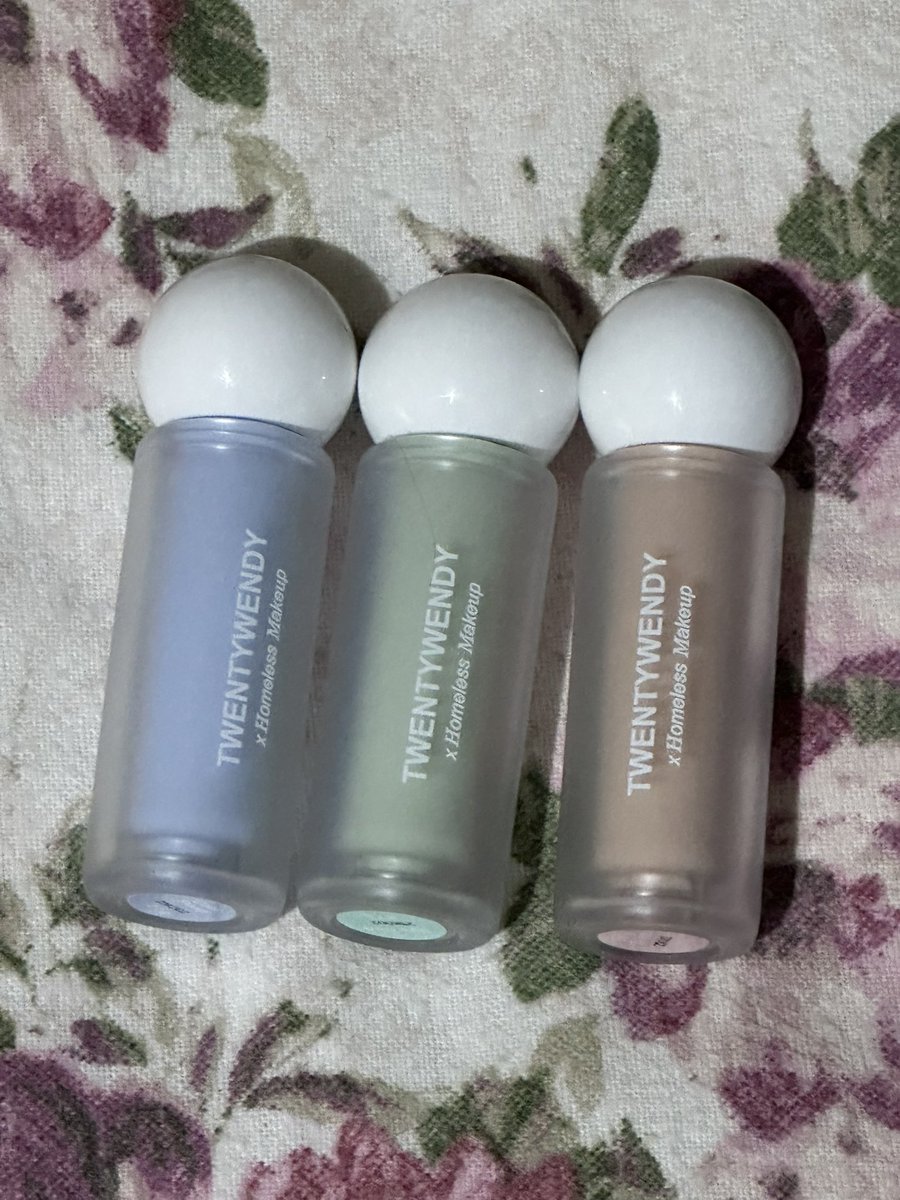 pparssara's tweet photo. ￼TWENTYWENDY | LumiBright Filter Tone Up Corrector เบสปรับสีผิว ช่วยเปิดไฟให้ผิว เบลอรูขุมขนให้ผิวเรียบเนียน
มีทั้ง 3 สี 
ใช้ไป3-4 ครั้ง 
ปล่อย เเท่งละ 100฿ รวมส่ง คุ้มมากกก บิดออกมาตรงเเท่งเเปรงไม่เลอะ สะอาด
#ส่งต่อเครื่องสําอาง #ส่งต่อเครื่องสําอางมือสอง #TWENTYWENDY https://t.co/Extdrx1Nxr