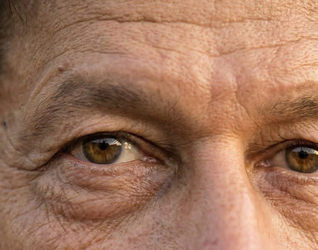 پوری قوم کی آنکھیں کھولنے والا شخص آج خود آنکھ کی بیماری میں مبتلا ہے اور حکومت کا اتنا اختیار نہیں کہ ان سے ذاتی ڈاکٹر کی ملاقات کروائی جائے۔۔۔
#FreeTheSoulOfPakistan