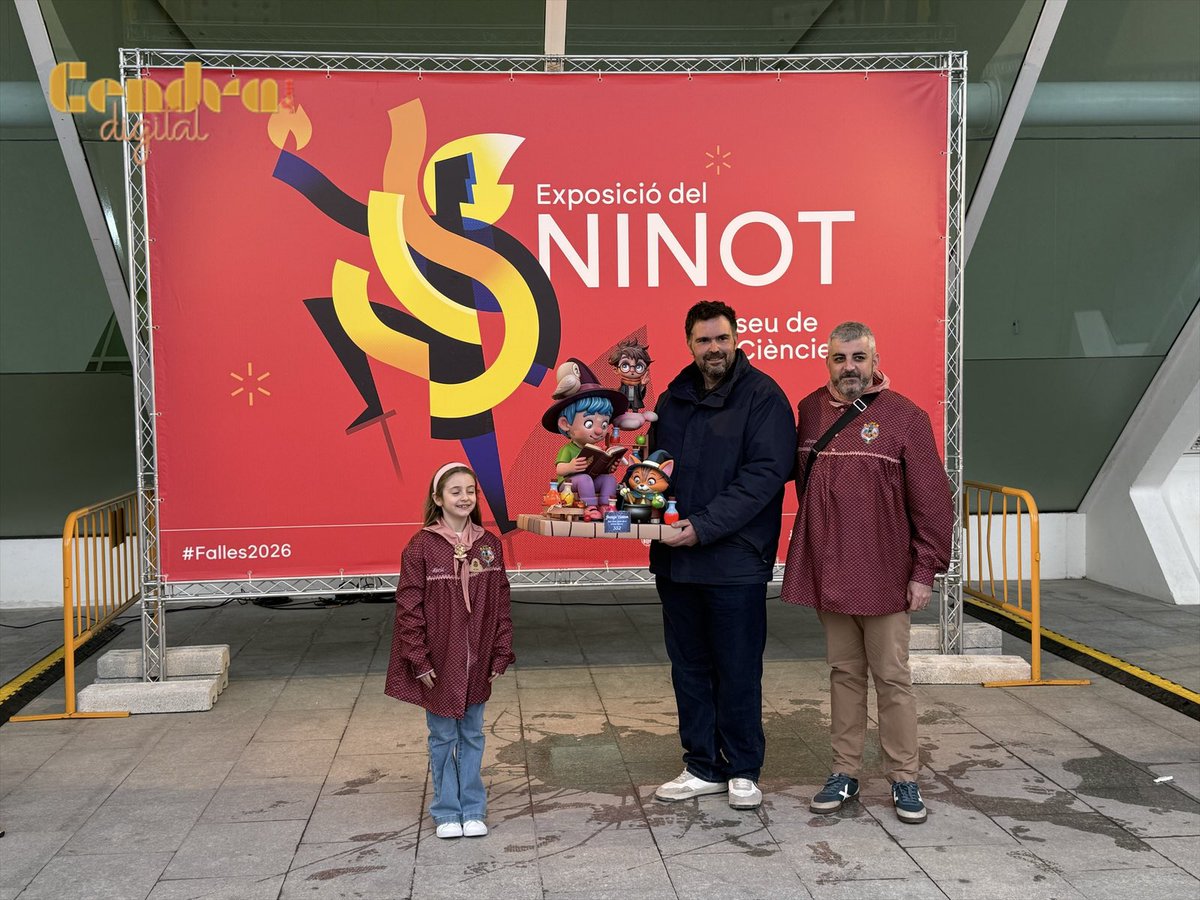 CendraDigital's tweet image. Juanjo Salom entrega el ninot infantil de la Falla Poeta Emilio Baró