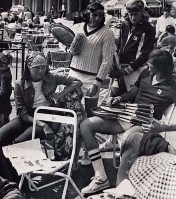 EnzoCherici's tweet image. Foto a dir poco leggendaria! 🎾

#Berté #Vilas #Borg #Panatta

Fonte IG: #goldenageoftennis