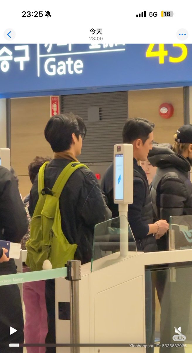 [TRANS] The Army whose hand Taehyung shook shared her reaction on XHS 

“Ran into BTS by chance at the airport when returning home… I even shook hands with Kim Taehyung 😭… Ahhhhhh I’ve never even dreamed of being this lucky.
When I got to immigration, I was still rushing to