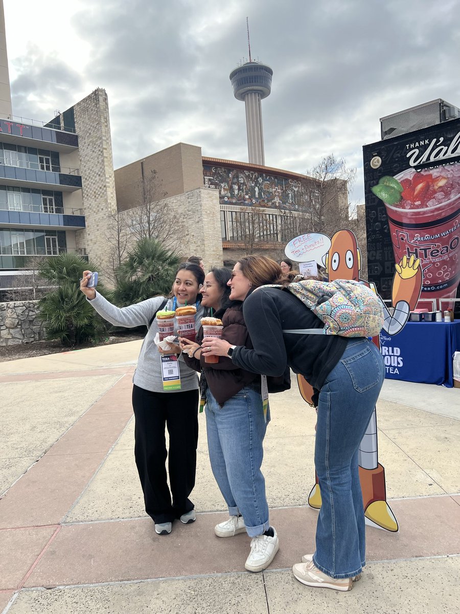 brainpop's tweet image. Moby LOVESSSS a selfie! 🤳 #TCEA