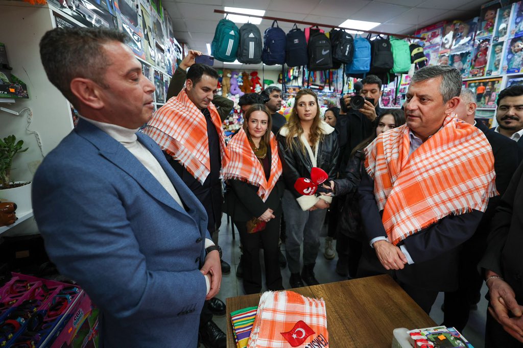 Genel Başkanımız Özgür Özel, Gaziantep’te konteyner kentte esnaf ve vatandaşlarla bir araya gelerek sorunlarını ve taleplerini dinledi.