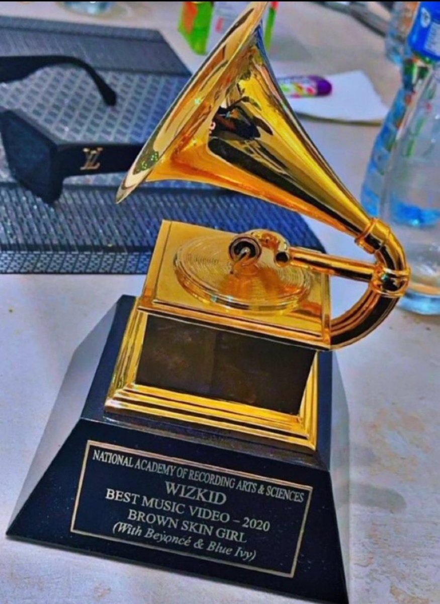 WizkidHub's tweet photo. @davido and 30BG, can you show us one Grammy like this, or should we face front? 😭

This debate shouldn’t even exist.

Big Wiz is not anybody’s mate not even Kuti 🤌🔥 (When you’re big, you’re BIG) https://t.co/GF7h1xbFdi