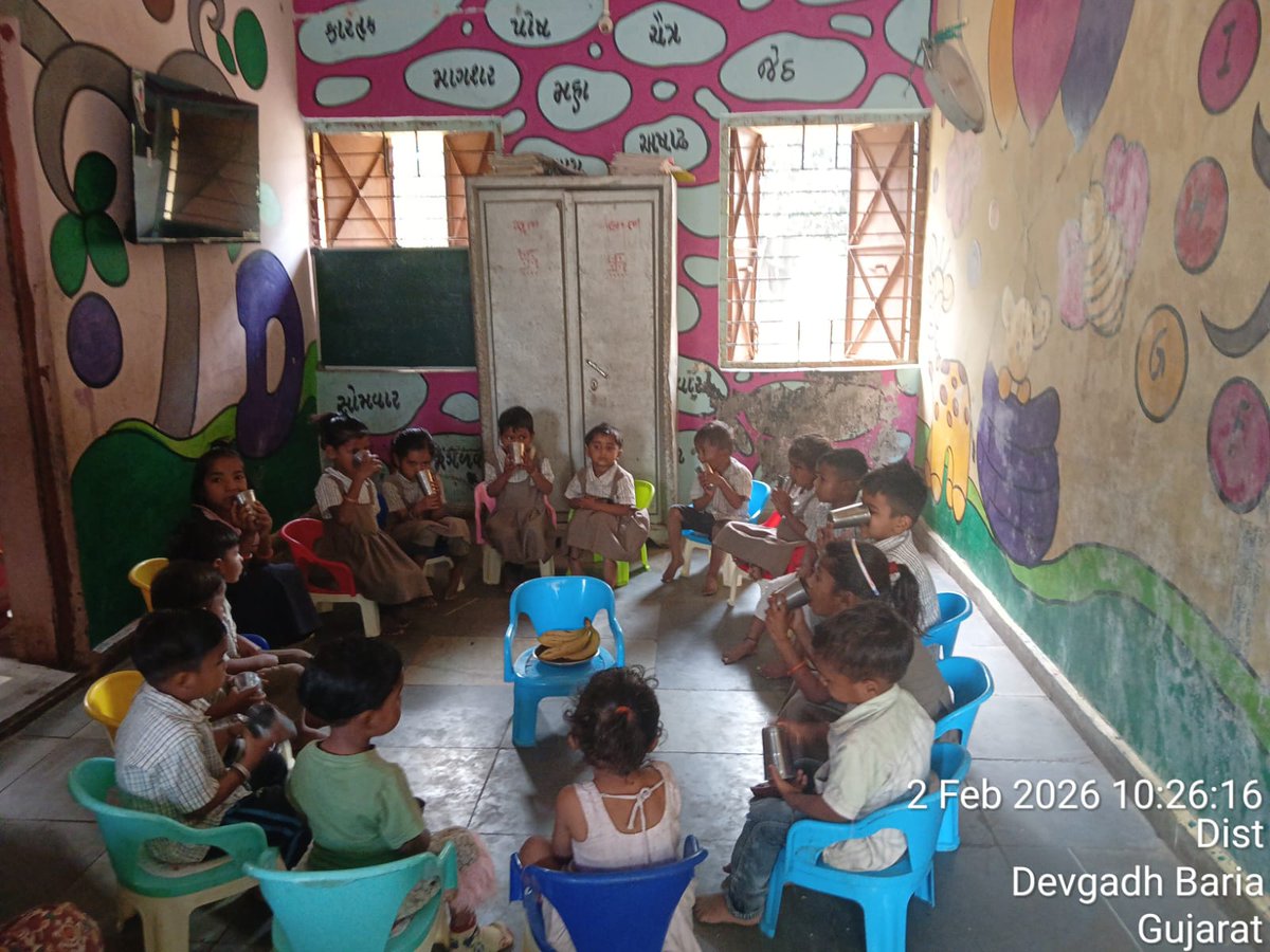 cdpobaria3's tweet photo. આજ રોજ દેવગઢ બારીયા ઘટક 3 ના તમાંમ આંગણવાડી કેન્દ્રમાં બાળકોને દૂધ સંજીવની યોજના અંતર્ગત દૂધ આપવામાં આવ્યું, @CMOGuj @CollectorDahod @DahodPo @manisha_vakil @MinistryWCD @WCDGujarat @DdoDahod https://t.co/XGFvSIVMPC