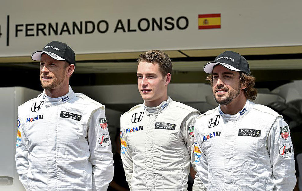 Con el fichaje de Jenson Button como embajador de Aston Martin, ahora tenemos en el mismo equipo (motorizado por Honda) a: 

Alonso, Vandoorne, Button

Todos ex-McLaren Honda 2015. 

Escalofríos