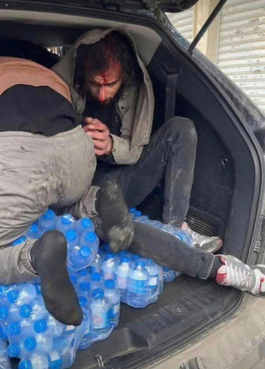 📍الحسكة 

بدأت #قسد_pkk_الارهابية حملة اعتقالات واسعة في حي العزيزية في الحسكة.