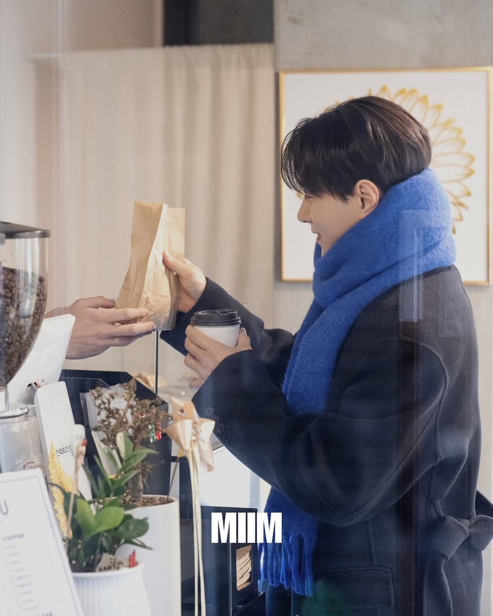 코트+파란목도리 김묭 솔직히 너무 반칙 
오늘 하루가 정말 ...정말이였는데(?) 한방에 치유 ^♡^