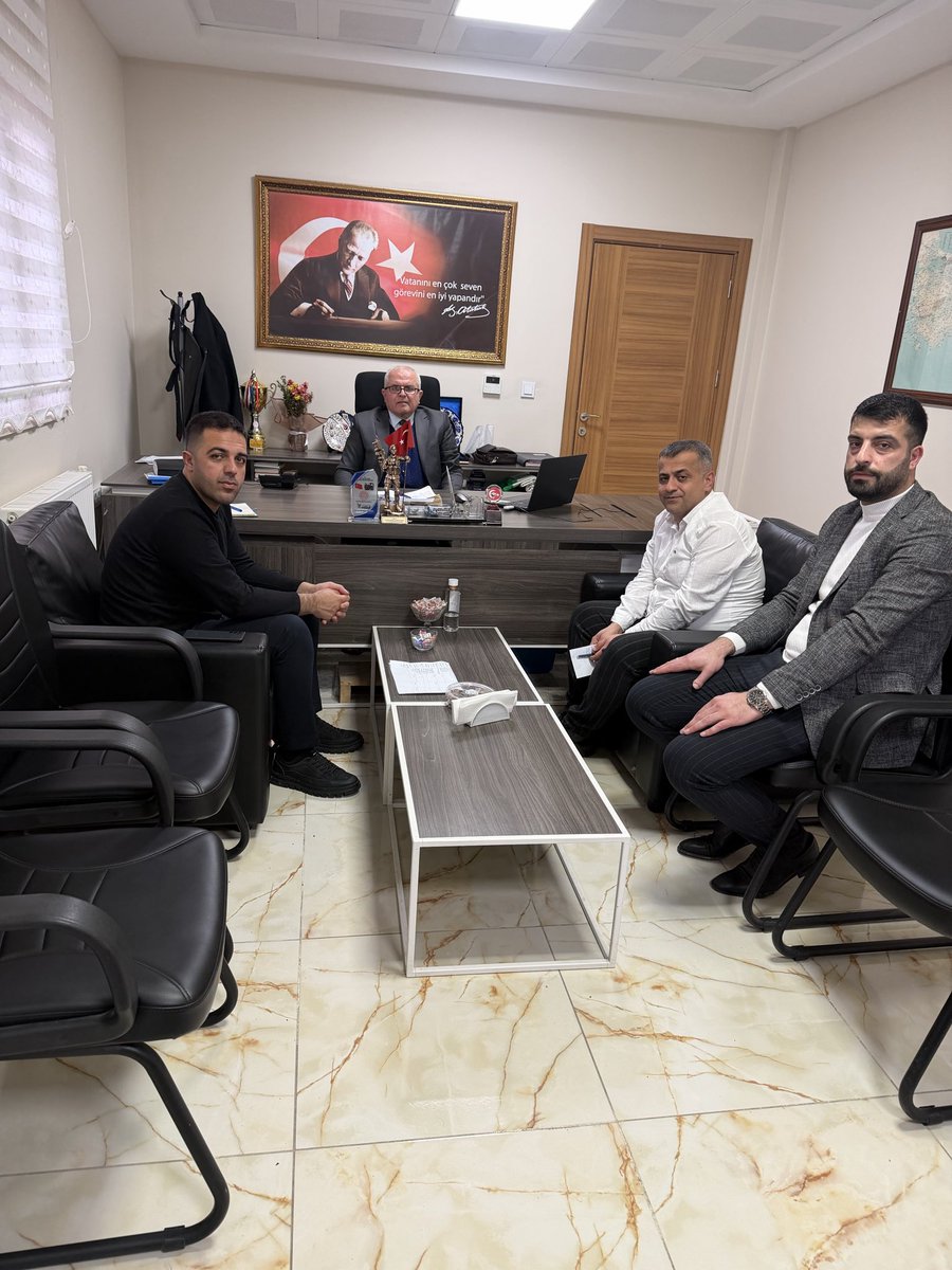 İlçe Millî Eğitim Müdürümüz Sn. Seyithan Erboğa ve kıymetli şube müdürlerimizle bir araya gelerek; gençliğimizin ilimle, ahlakla ve değerlerle buluşmasına vesile olacak Kitap Kurdu yarışmamız ve Genç Lig kapsamında yapacağımız çalışmaları istişare ettik. “Rabbim hayırlara vesile