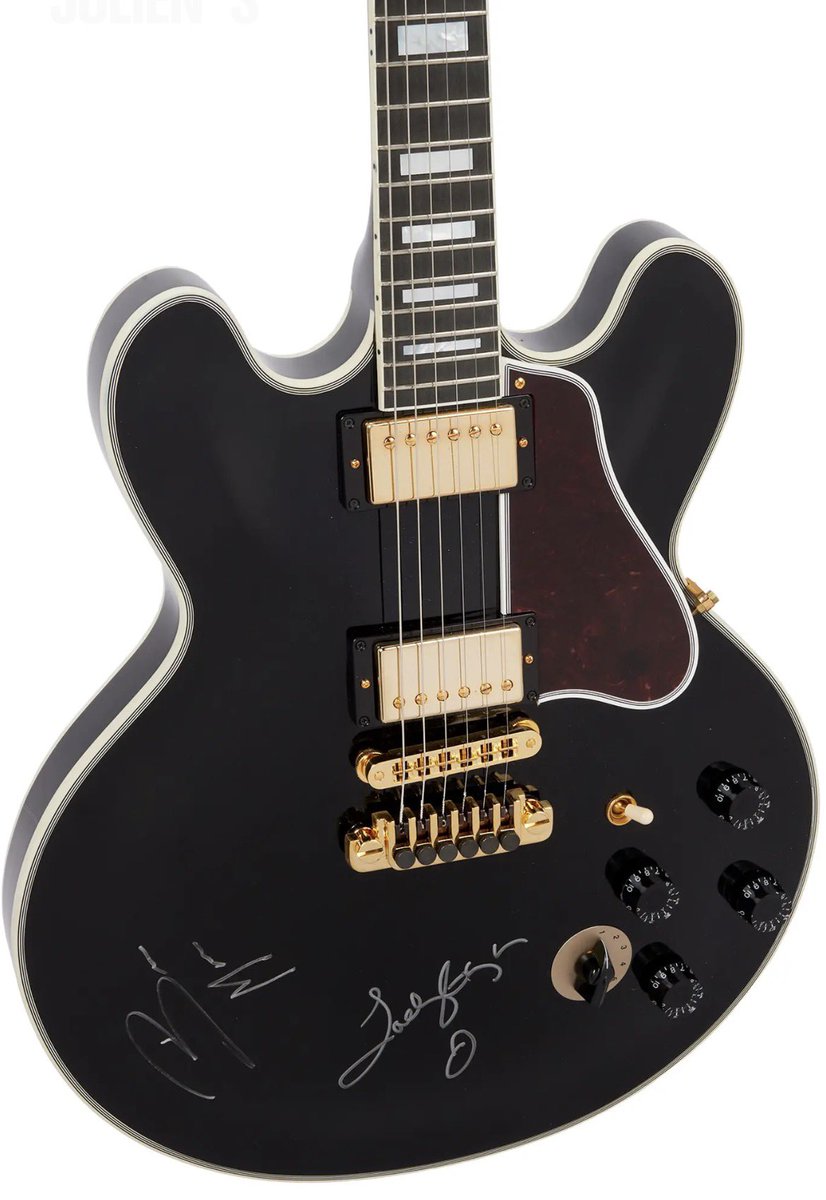 A guitarra tocada por Bruno Mars no #GRAMMYs na noite passada, foi autografada por ele e Lady Gaga e colocada em leilão com renda destinada à MusiCares, organização que apoia profissionais da indústria musical.

🔗 Acesse para mais informações:
juliensauctions.com