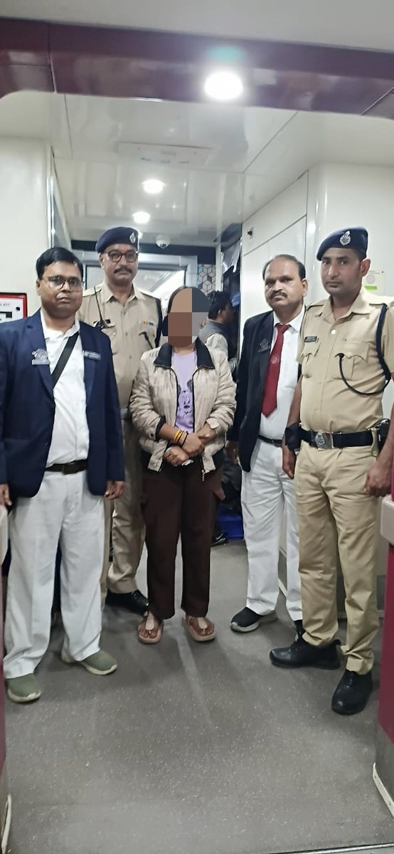 irtcso's tweet photo. 01 फरवरी 2025 को गाड़ी संख्या 22225 में टिकट जांच के दौरान घर से  निकली हुए एक अकेली नाबालिग लड़की मिली। श्री रामायण जी TTI/SUR ने तुरंत प्रक्रिया का पालन करते हुए श्री महेश बापू CTI/SUR के सहयोग से लड़की को RPF के सुपुर्द किया, जिससे वह किसी के गलत हाथों में जाने से बच गई। https://t.co/1kAqdXrDKR