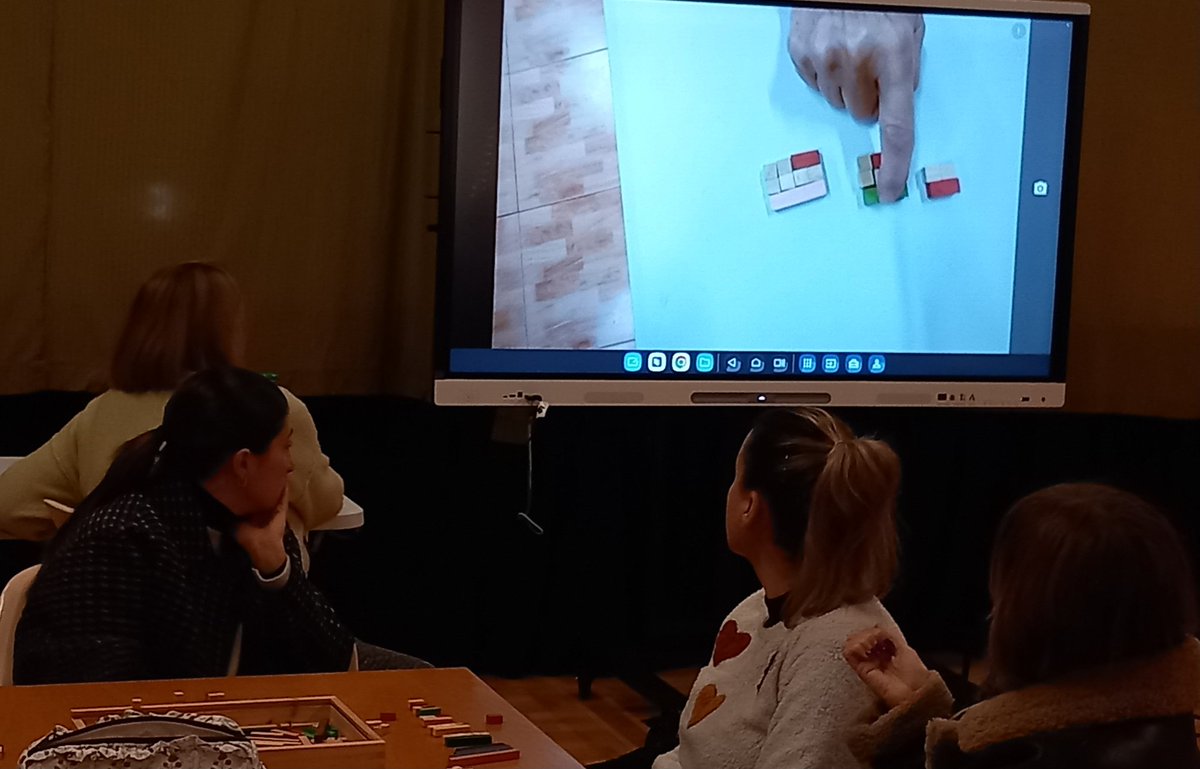 Hoy el profesorado de los colegios de San Francisco, Gibalto y Monte Hacho de Loja, continua practicando con las "Matemáticas que se tocan".<a href="/cepdegranada/">CEP de Granada</a> "Matemáticas Manipulativas"261811GE143