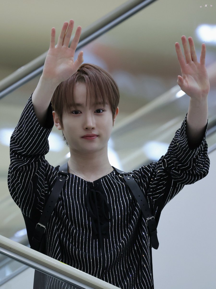 HKO4I7's tweet photo. 260202 

왕���님 잘 가영~~👋🏻💞

#TEMPEST #템페스트 #HYUK #혁 #구본혁 https://t.co/OtgvhM405v