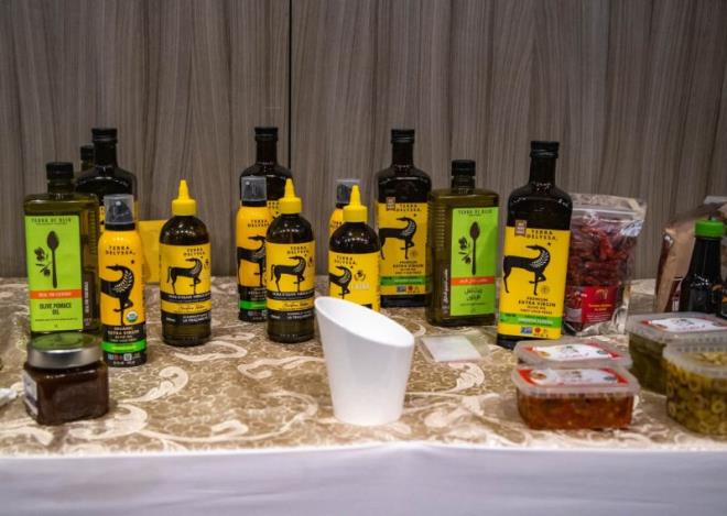TapNewsAgency's tweet photo. #Tunisia’s Embassy in #CôtedIvoire, with #CEPEX, hosted a trade day showcasing #Tunisian olive oil & food products, with the event aiming to boost economic diplomacy, diversify markets & open new export & investment opportunities through competitive products & B2B talks. #TAP_En https://t.co/lA7U88PiQj