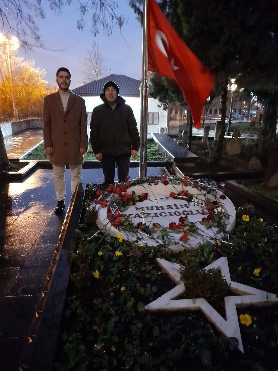 cgnturan's tweet photo. Mübarek Berat Kandili'ni idrak ettiğimiz bu manevi günde, yağmurlu bir Ankara akşamında, Taceddin Dergahı'nda şehit liderimiz cennet mekan Muhsin Başkan'ımızın Hakkı baba diye hitap ettiği, Alperenlerin ağabeyi, dava büyüğümüz Hakkı Öznur amcayla başkanımızın kabri başında... https://t.co/UsEpJul9FO