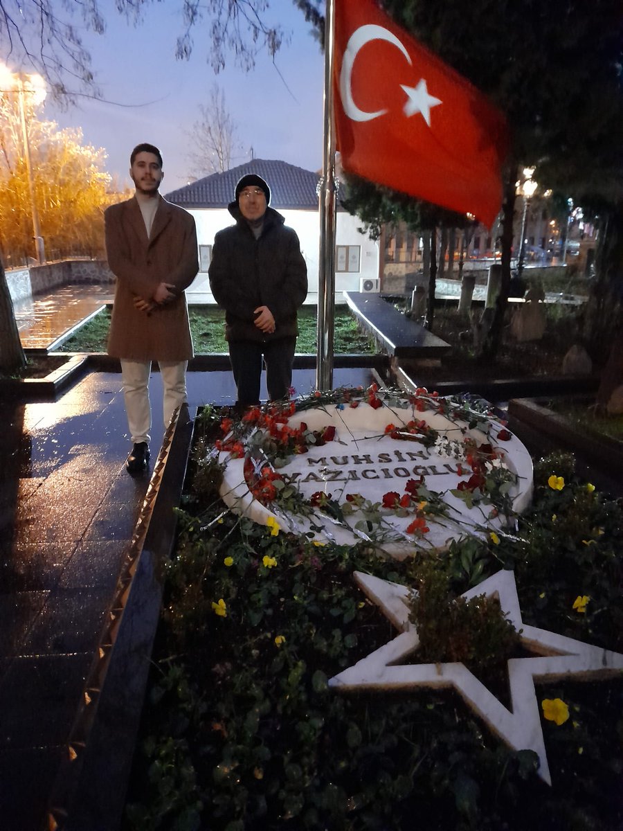 cgnturan's tweet photo. Mübarek Berat Kandili'ni idrak ettiğimiz bu manevi günde, yağmurlu bir Ankara akşamında, Taceddin Dergahı'nda şehit liderimiz cennet mekan Muhsin Başkan'ımızın Hakkı baba diye hitap ettiği, Alperenlerin ağabeyi, dava büyüğümüz Hakkı Öznur amcayla başkanımızın kabri başında... https://t.co/UsEpJul9FO