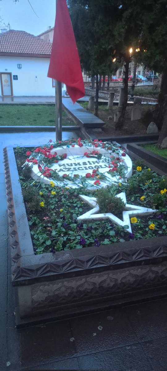 cgnturan's tweet photo. Mübarek Berat Kandili'ni idrak ettiğimiz bu manevi günde, yağmurlu bir Ankara akşamında, Taceddin Dergahı'nda şehit liderimiz cennet mekan Muhsin Başkan'ımızın Hakkı baba diye hitap ettiği, Alperenlerin ağabeyi, dava büyüğümüz Hakkı Öznur amcayla başkanımızın kabri başında... https://t.co/UsEpJul9FO