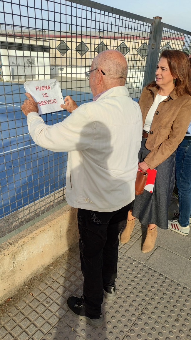 El <a href="/granadapsoe/">PSOE Granada Capital</a> denuncia la "desidia absoluta" del gobierno municipal con las pistas del antiguo botellódromo, que siguen cerradas "pese al clamor vecinal"

Lamenta que  el gobierno del PP siga "castigando" a los jóvenes y vecinos de la zona
👇👇👇
elindependientedegranada.es/politica/psoe-…