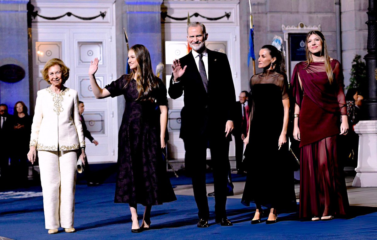 royalchildren_'s tweet photo. #KingFelipe VI, #QueenLetizia #PrincessLeonor The #PrincessofAsturias #InfantaSofia and #QueenSofia of Spain attend the "Princesa De Asturias" Awards 2025 ceremony, at Teatro Campoamor in Oviedo, Spain 👑 -October 24th 2025.
.
📷 : Carlos Álvarez/@GettyImages https://t.co/uZsweb0gSv